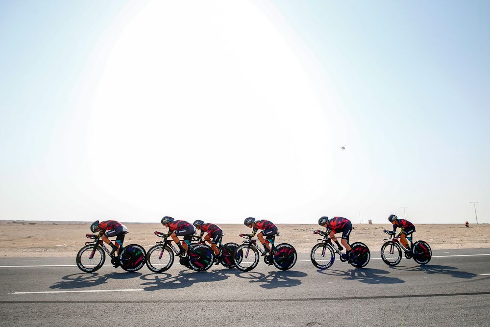Canyon-SRAM ride through the desert during the Worlds TTT in Doha