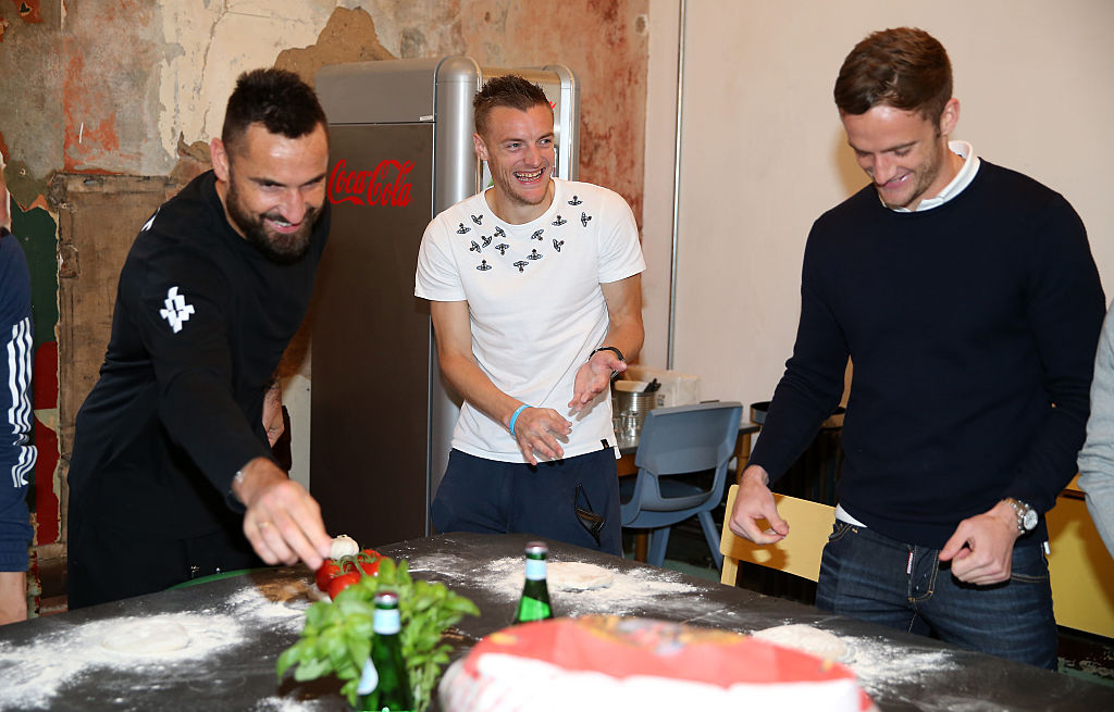 Marcin Wasilewski, Jamie Vardy and Andy King making pizzas in 2015