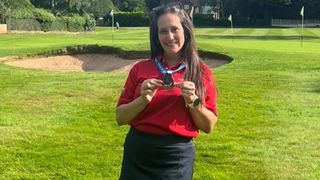 Double lung transplant golfer Ana Browne with medal