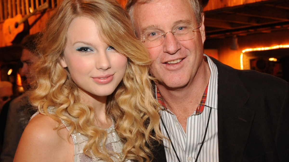 Taylor swift s rep responds to dad scott swift altercation marie claire