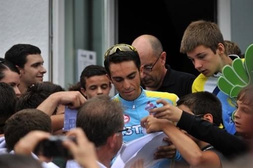 Alberto Contador signs autographs in Pau.