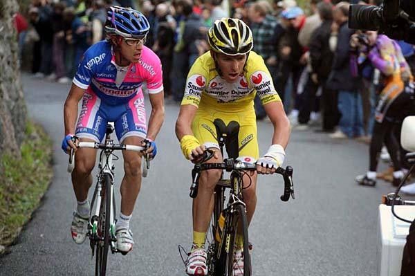 Cunego checks for weaknesses on his rival.