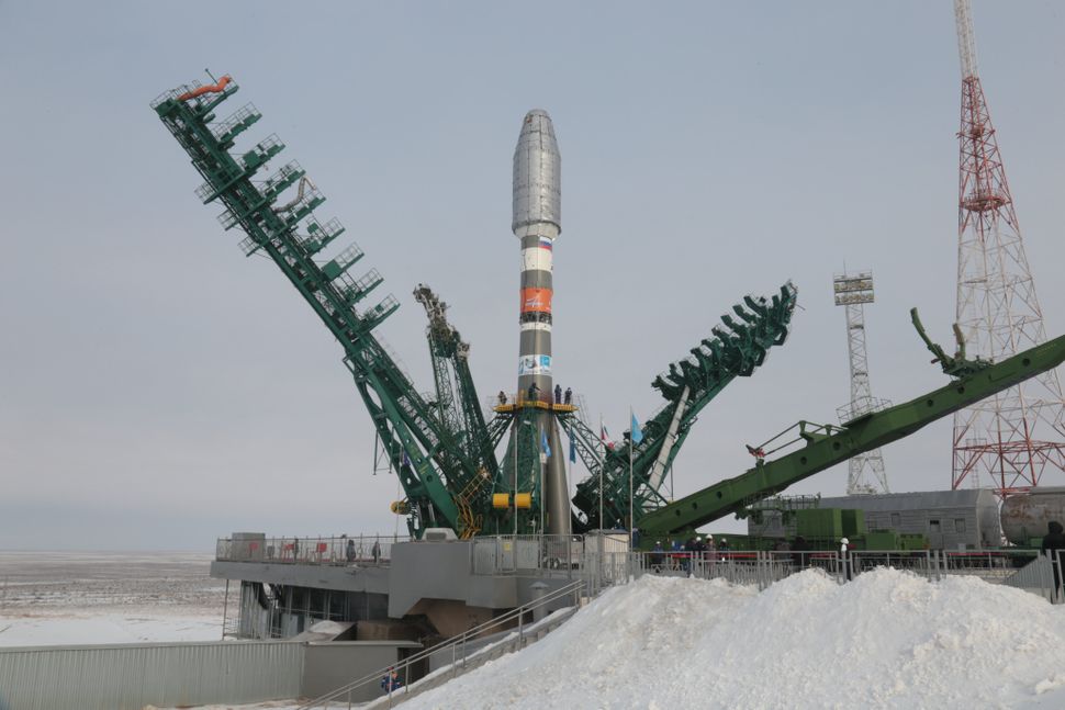 Soyuz rocket to launch 34 OneWeb internet satellites today. Here's how to watch online.