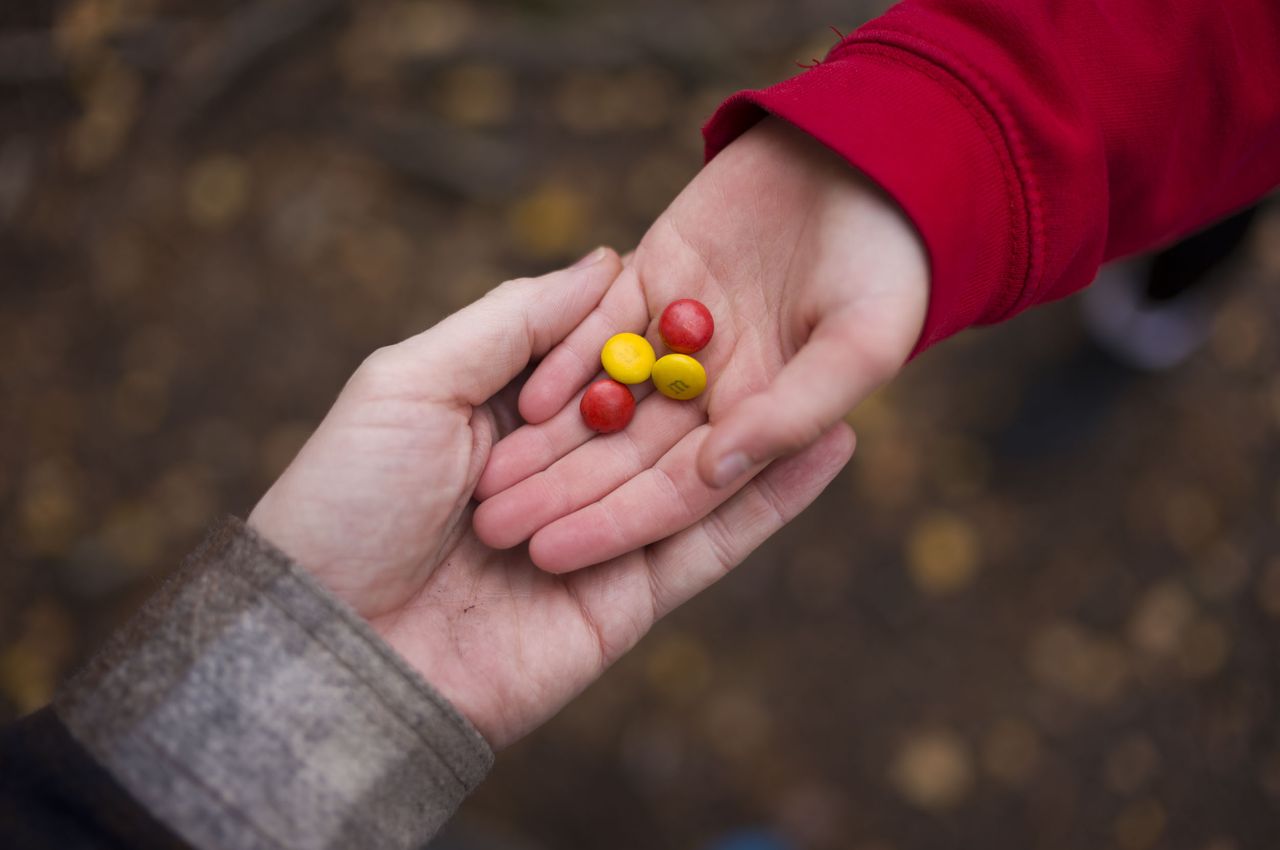Leica M EV1 sample gallery: M&amp;M candy being passed around