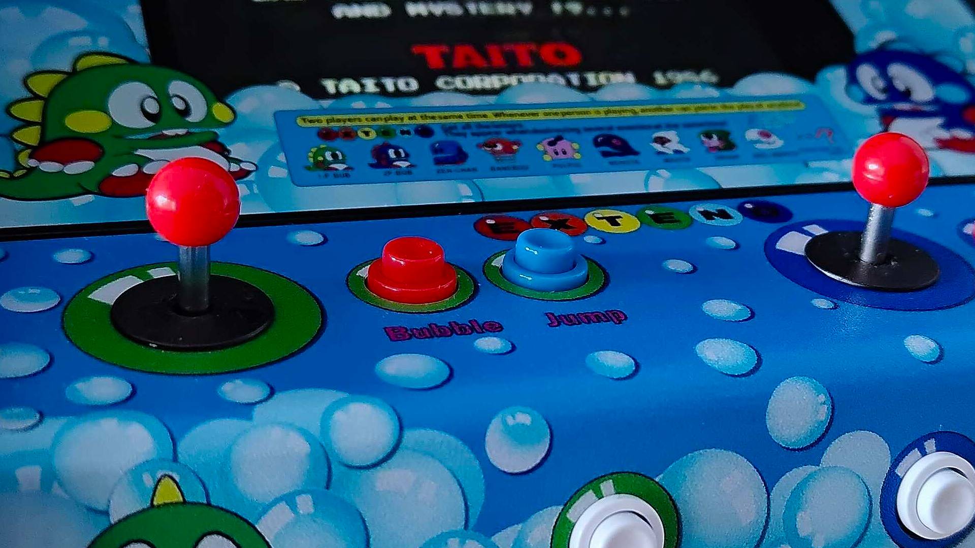 Primer plano de los controles de la máquina arcade Quartercade Taito Bubble Bobble