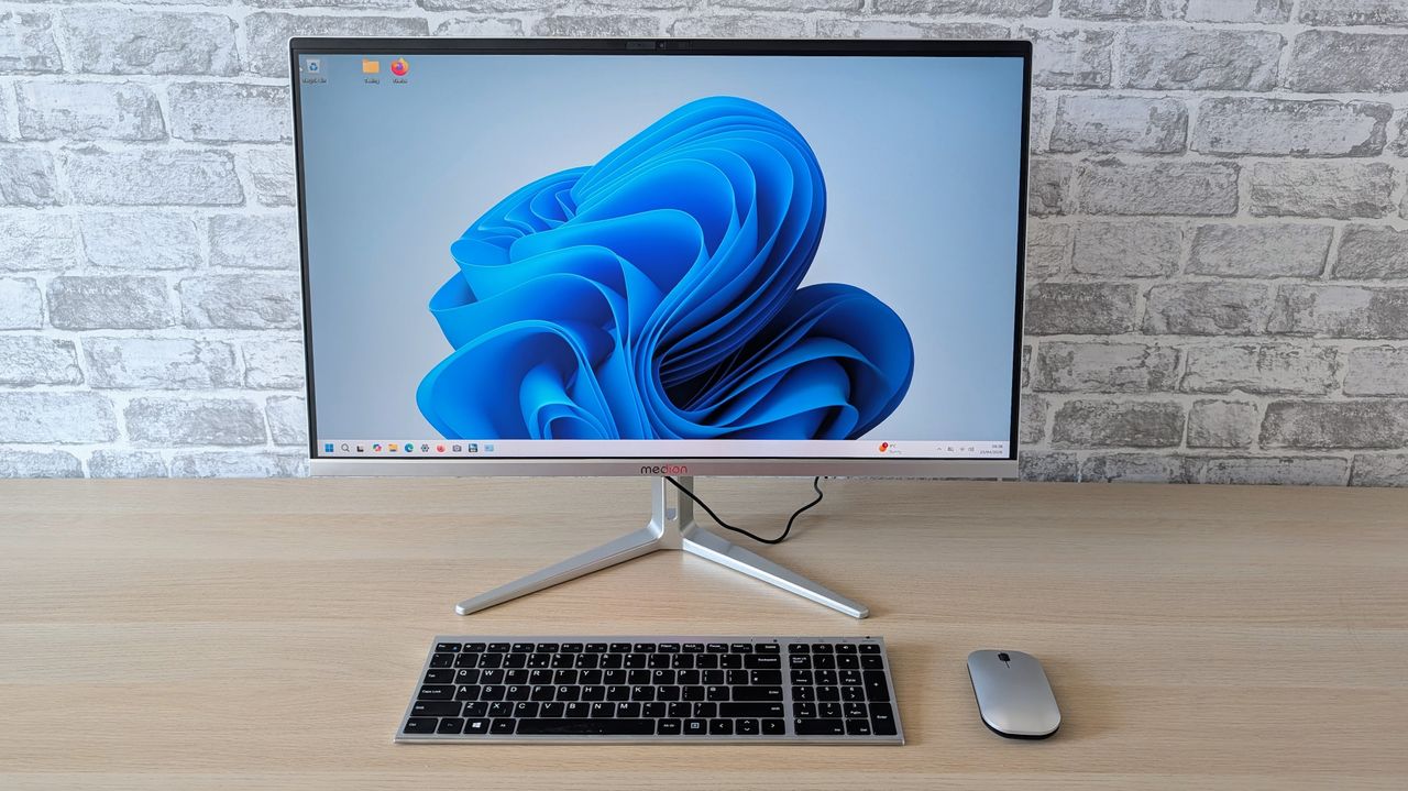 The Medion Signium 27 S1 all-in-one PC on a desk