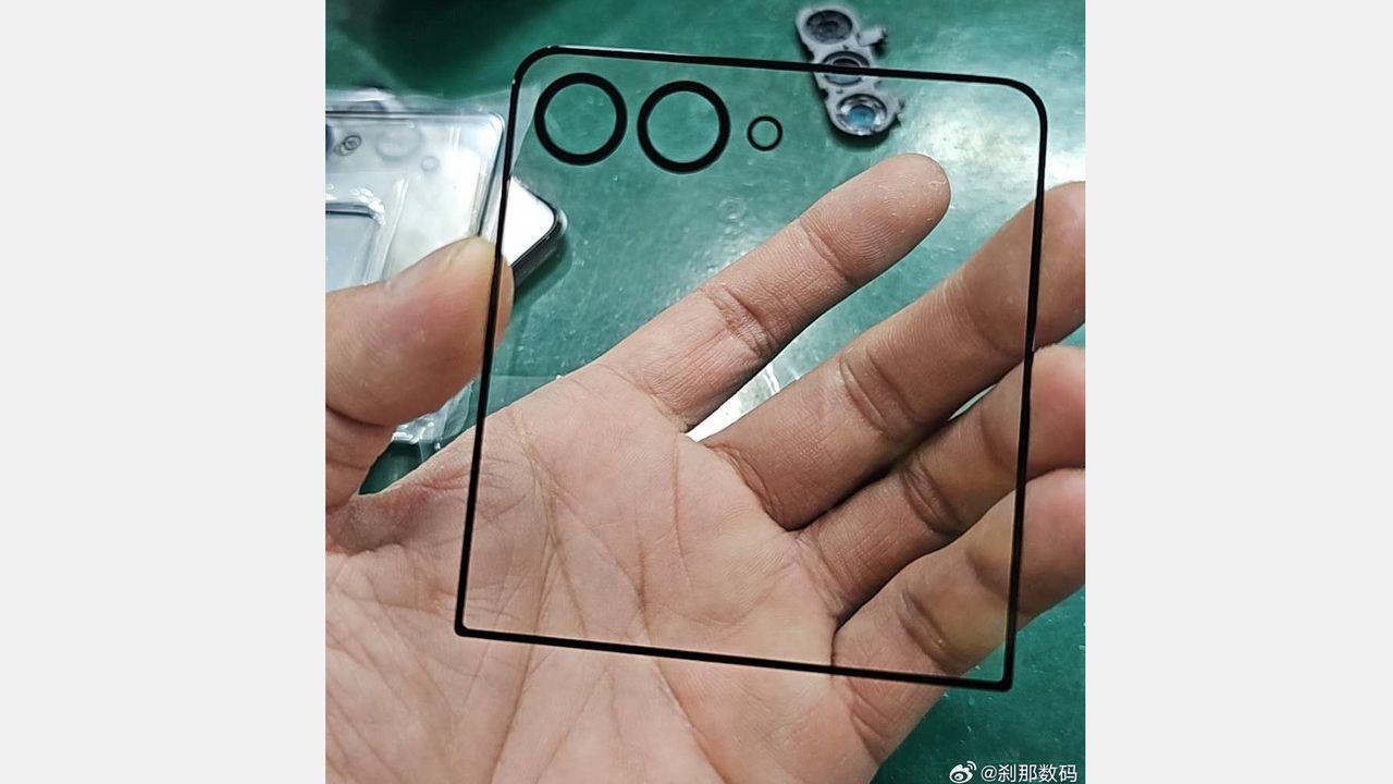 A leaked photo of the Samsung Galaxy Z Flip 7 cover screen glass