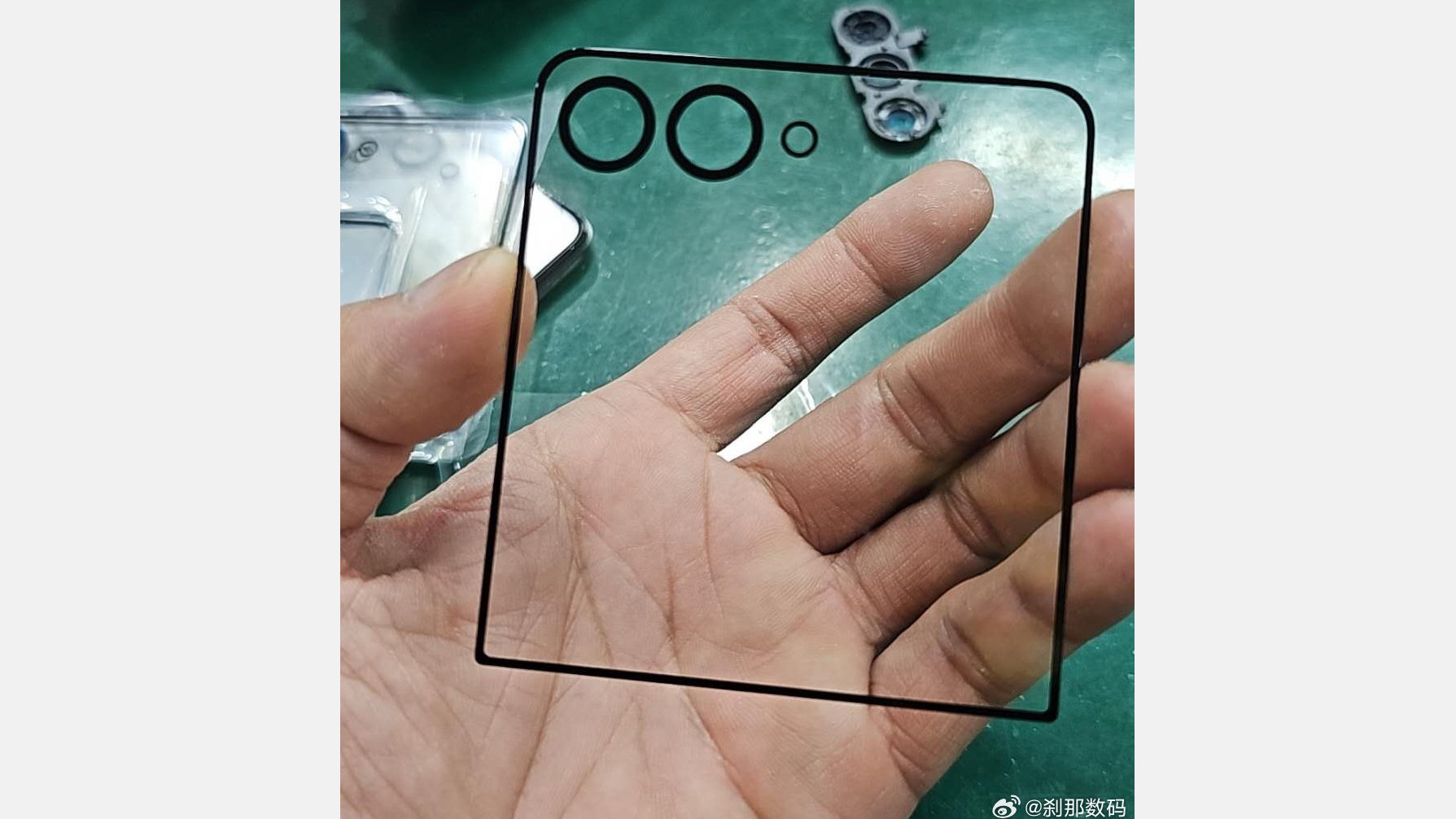A leaked photo of the Samsung Galaxy Z Flip 7 cover screen glass