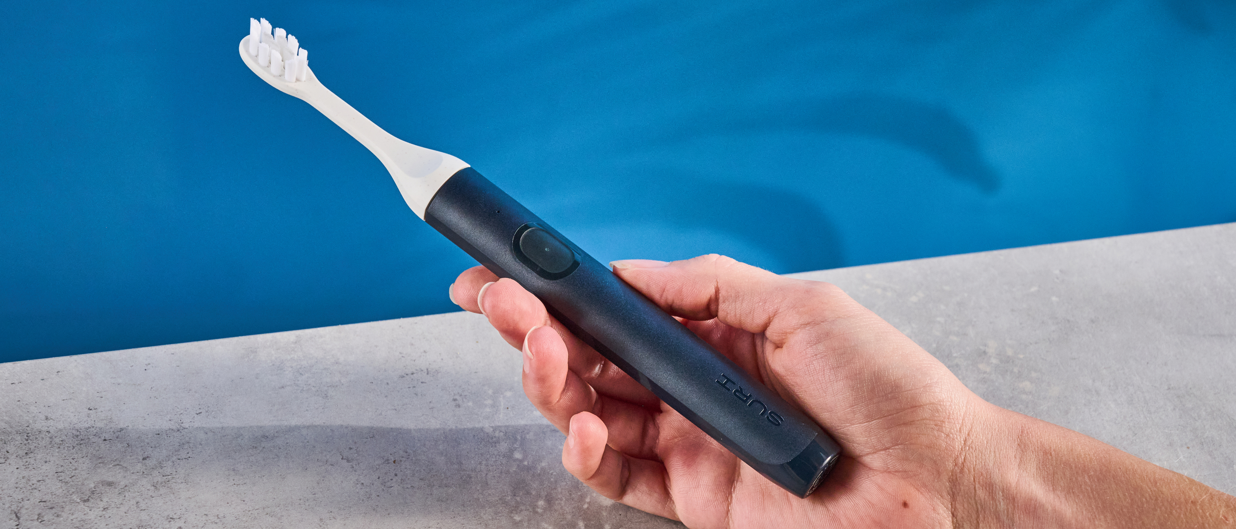 the suri core 1.0 toothbrush with cornstarch and castor oil heads and a biocircular plastic body