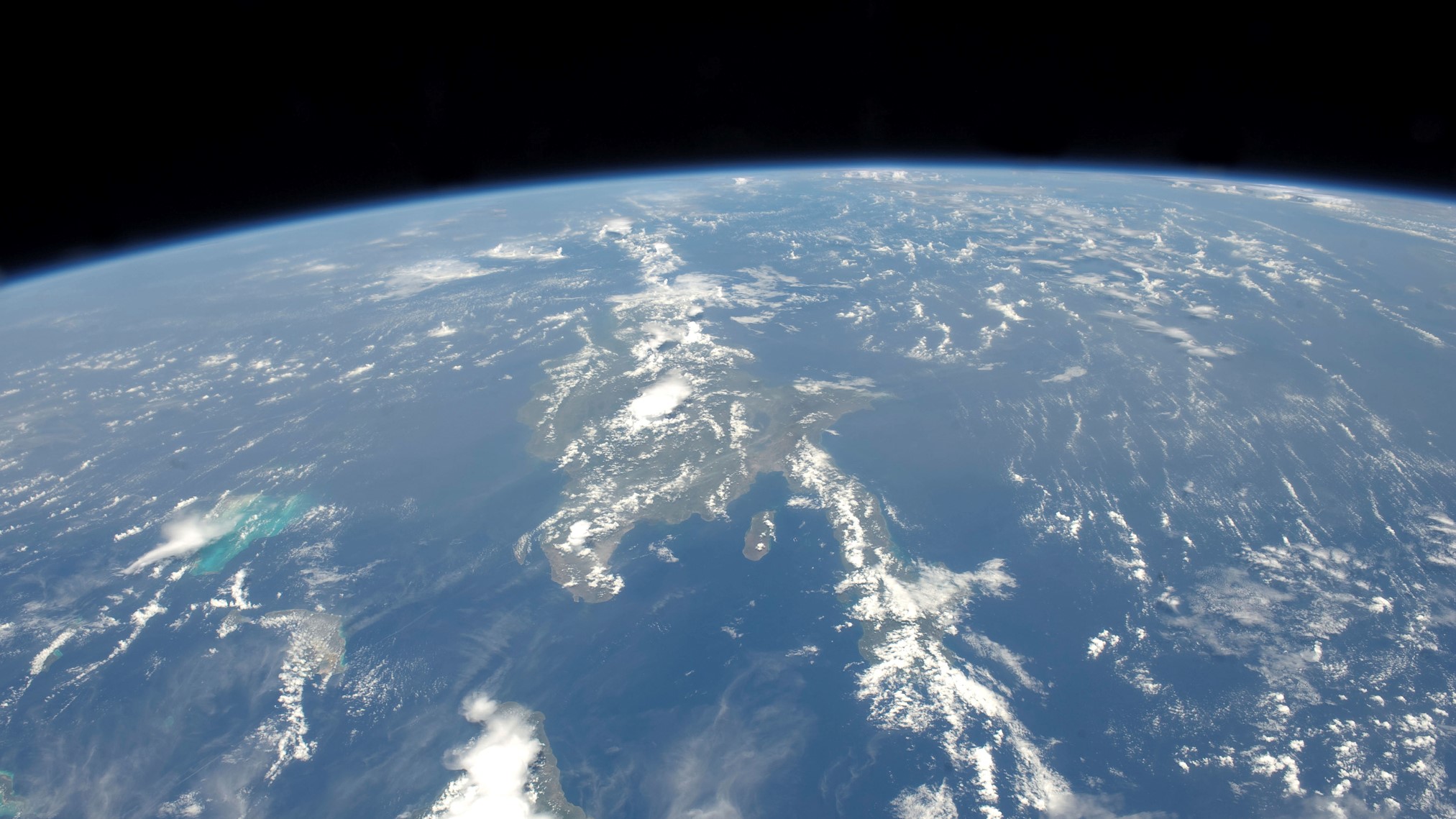 Vista desde el espacio del polvo sahariano que sopla hacia el oeste desde África hacia el Océano Atlántico tropical.