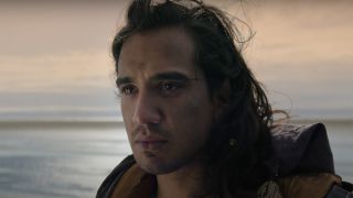 Nathaniel Curtis interpretando a Brían en la playa en The Witcher: Blood Origin