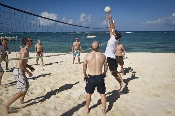 The Garmin-Cervelo riders relax with a game of volleyball