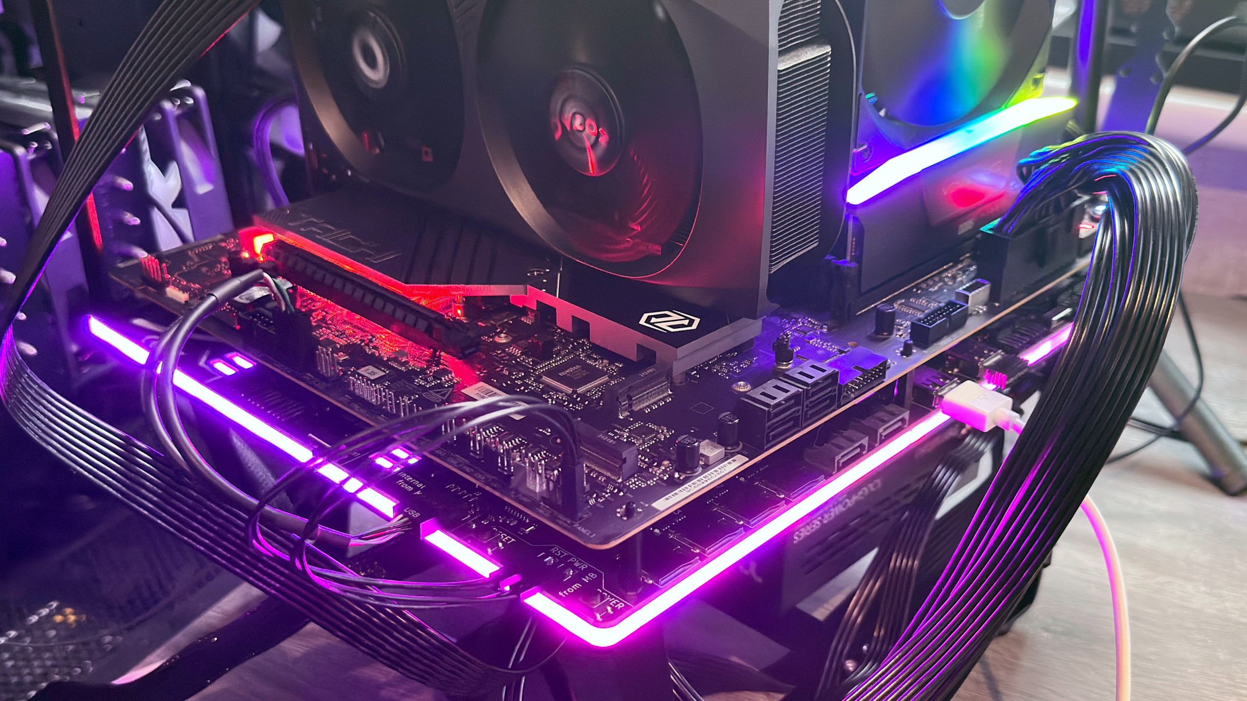 A photo of the Thermal Grizzly Der8enchtable test platform in operation, highlighting its ARGB lighting strip