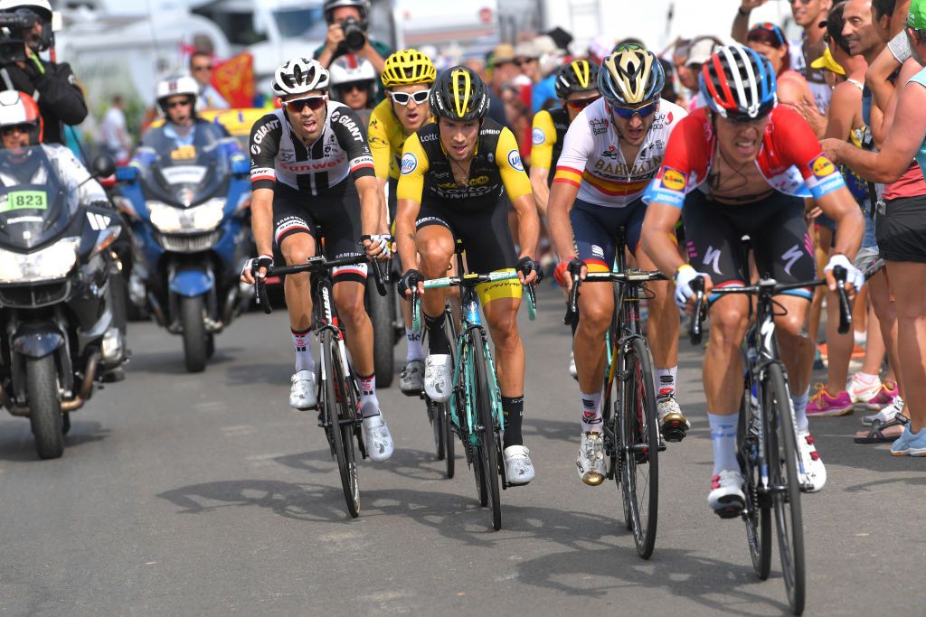 Bob Jungels leads the maillot jaune group