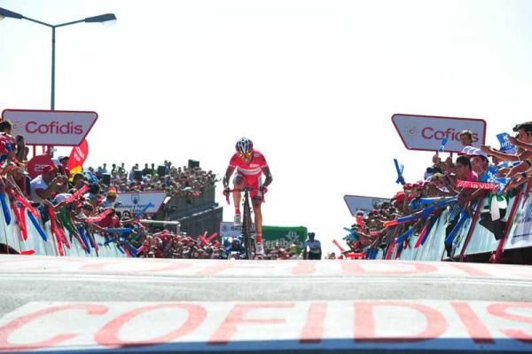 Joaquim Rodriguez (Katusha) with a trademark acceleration atop the Mirador de &Eacute;zaro on stage 12