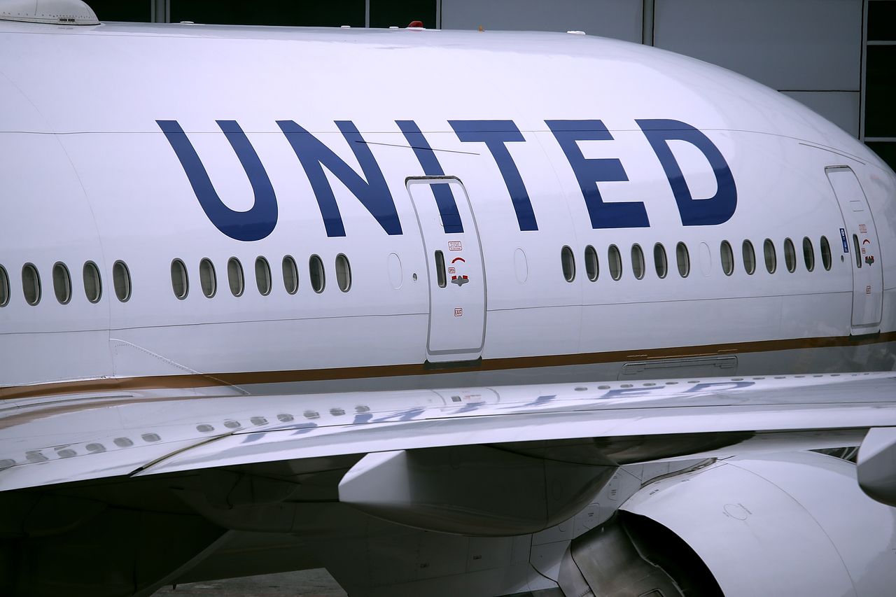 United Airlines plane