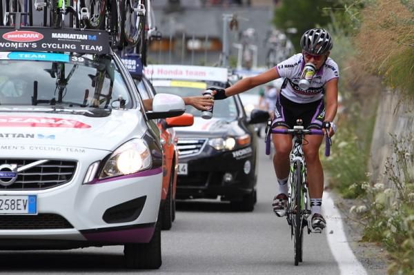 Claudia Hausler (Diadora Pasta Zara) takes a bidon from the team car