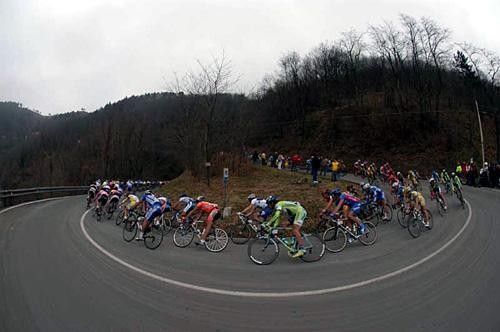 The bunch on its way to the Via Roma
