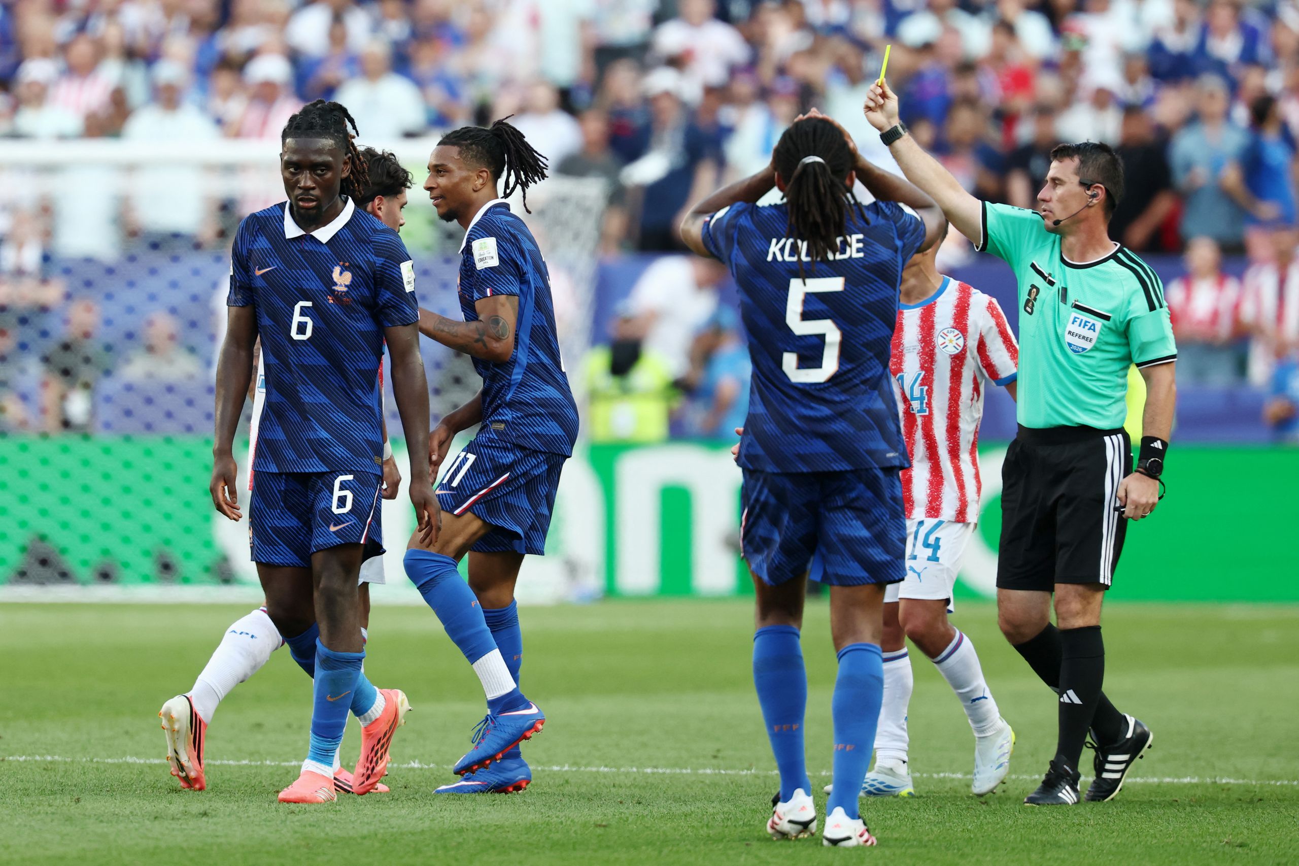 Går spillere glipp av finalen hvis de blir vist gult kort i semifinalen?