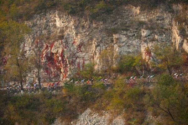 Stunning scenes as the race moves into the Beijing mountains