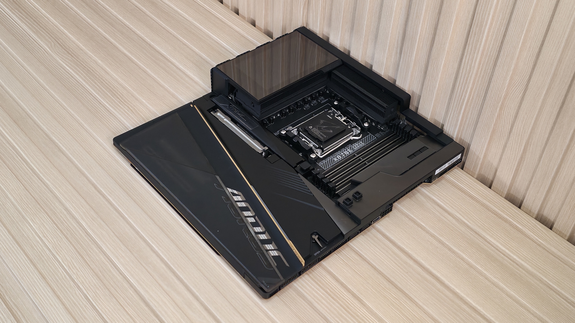 Gigabyte X870E Aorus Xtreme X3D AI Top