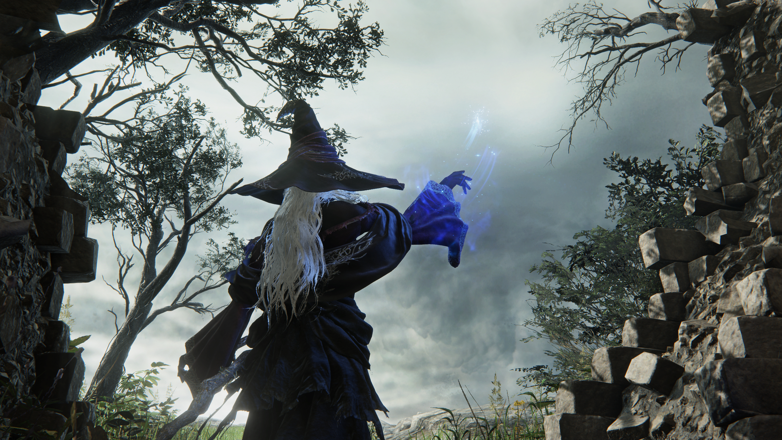 Elden Ring Nightreign solo: A lone Recluse walking through the ruined walls of the Roundtable Hold towards the spectral hawks, holding her right hand up as magic appears.