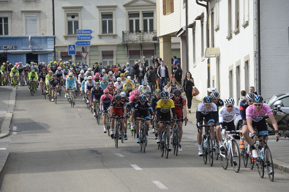 The packs chases early in the stage.
