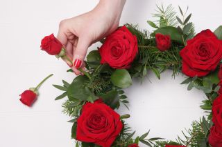 How to make a floral Christmas wreath with roses