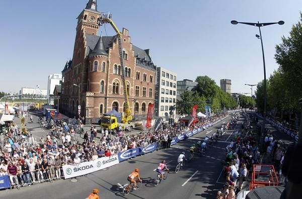 The peloton in action during the Rund um K&ouml;ln.
