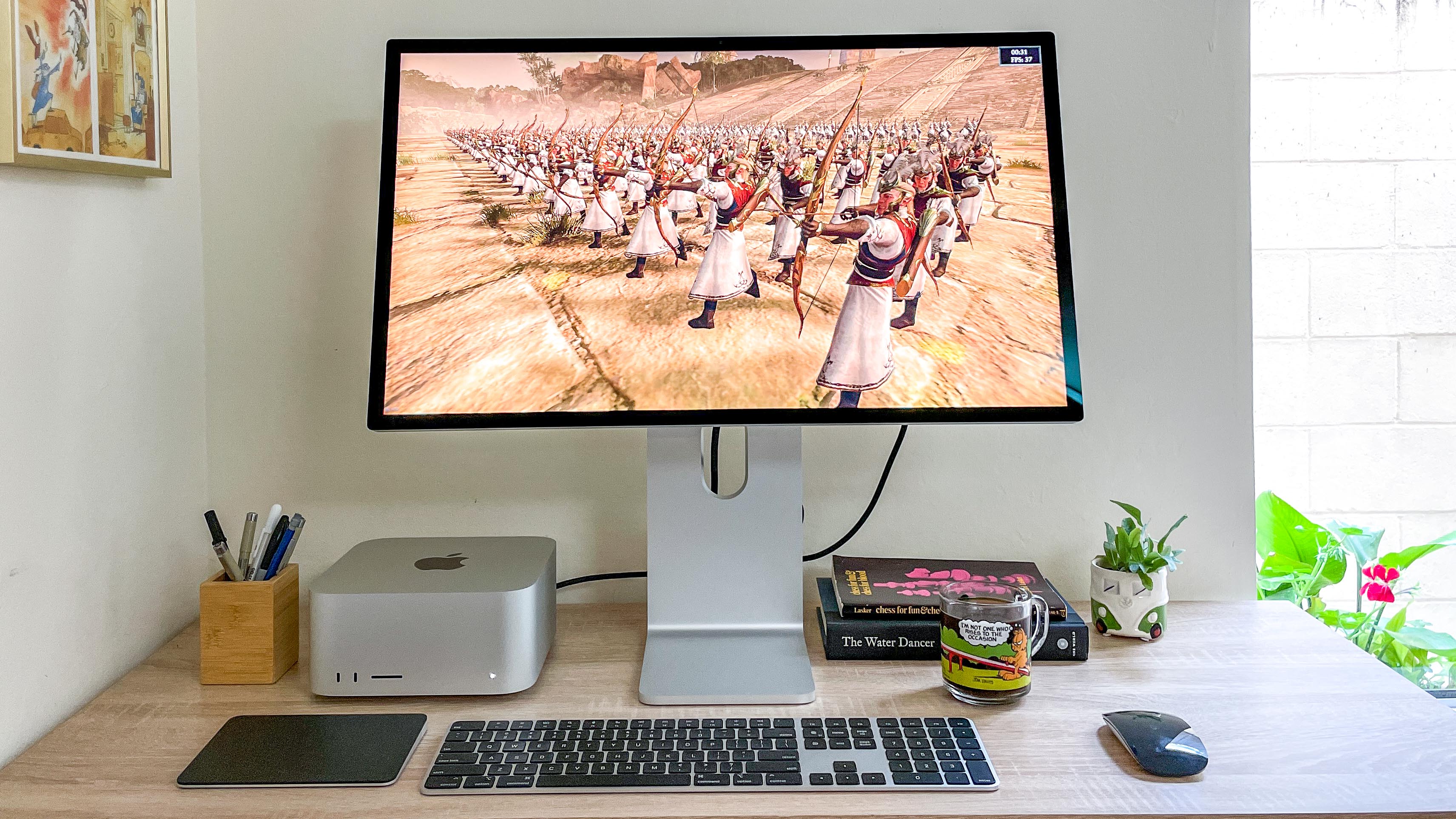 Mac Studio en el escritorio mostrando Total War: Warhammer II ejecutándose