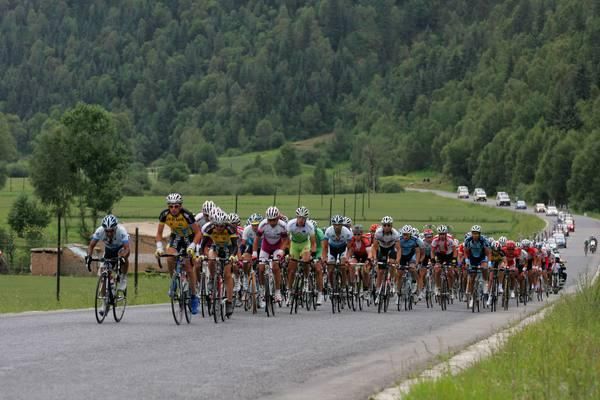 The peleton on the lower slopes.