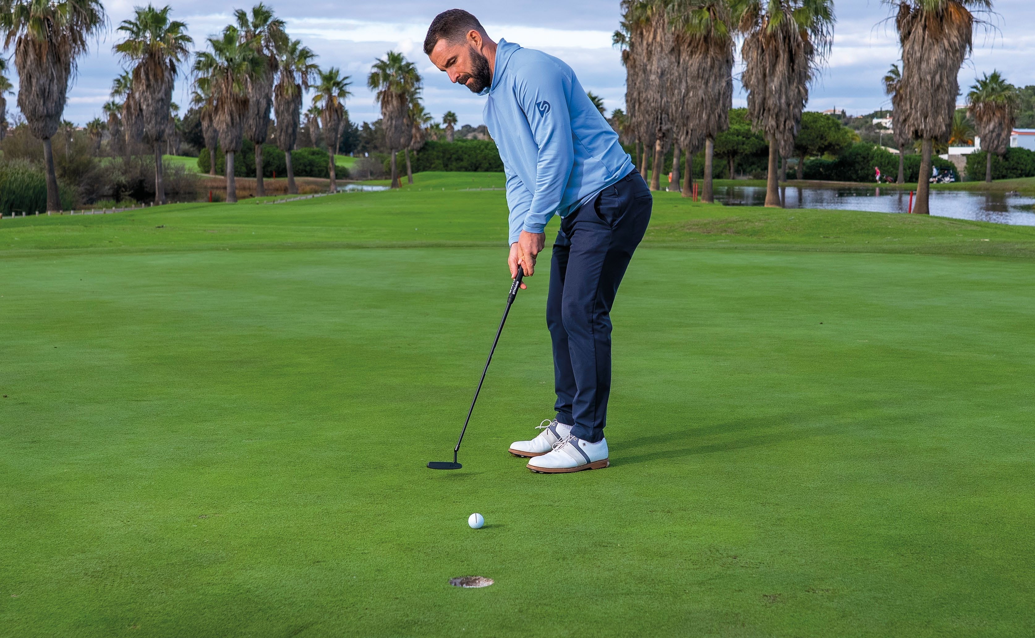 James Jankowski hitting a short putt and dispelling a common misconception that you shouldn't aim outside the hole for short length putts