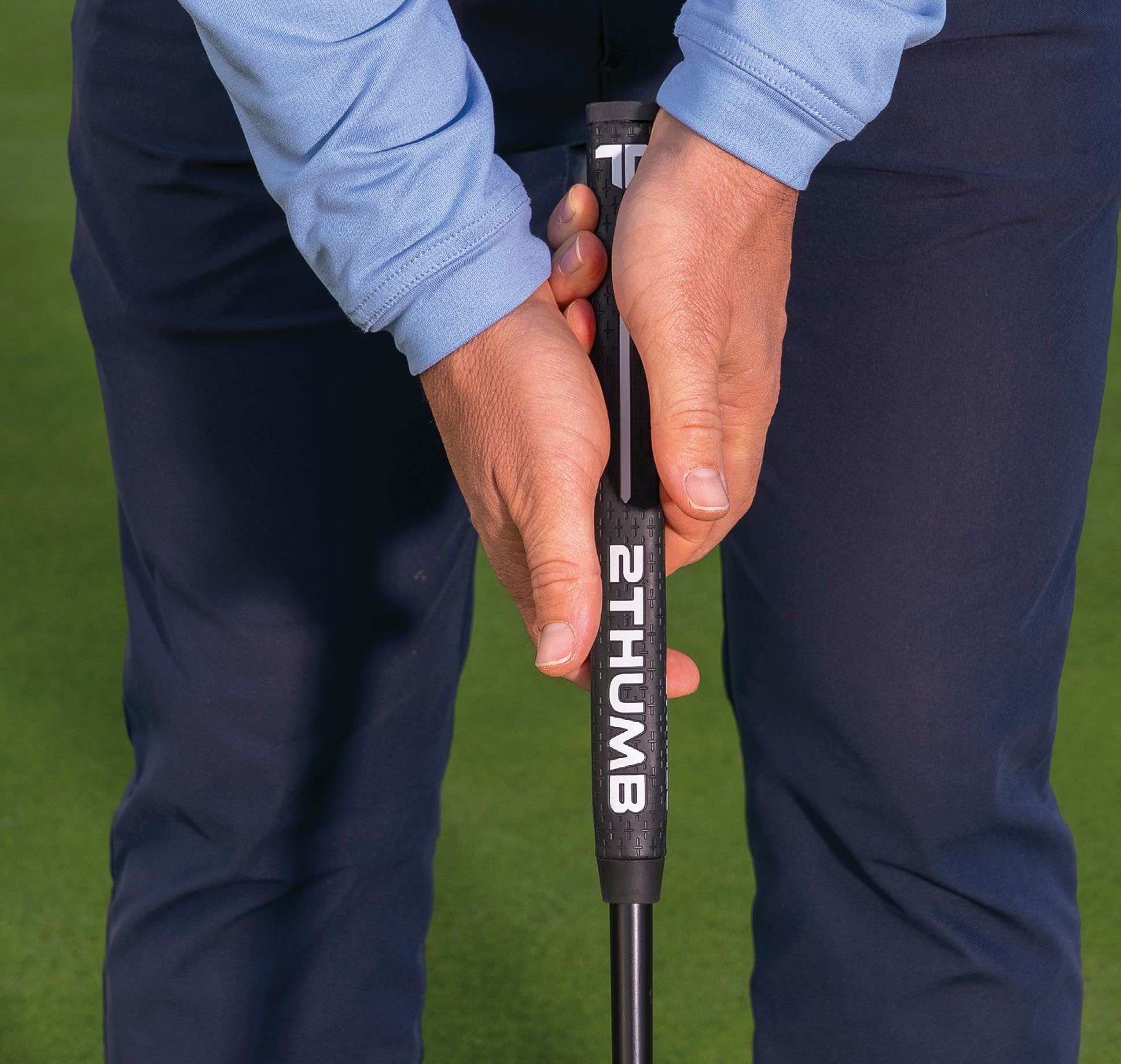 James Jankowski with a very light, thumbs off grip on his putter