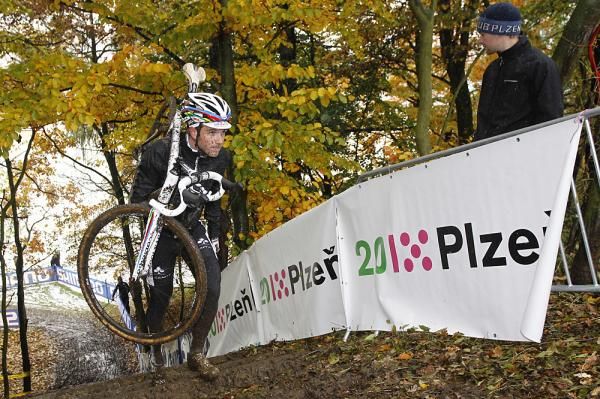 Niels Albert gets a good preview of the course in Plzen