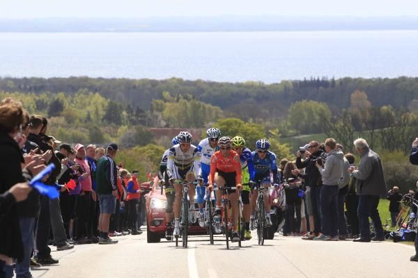 Miguel Minguez (Euskaltel-Euskadi) leads the break.