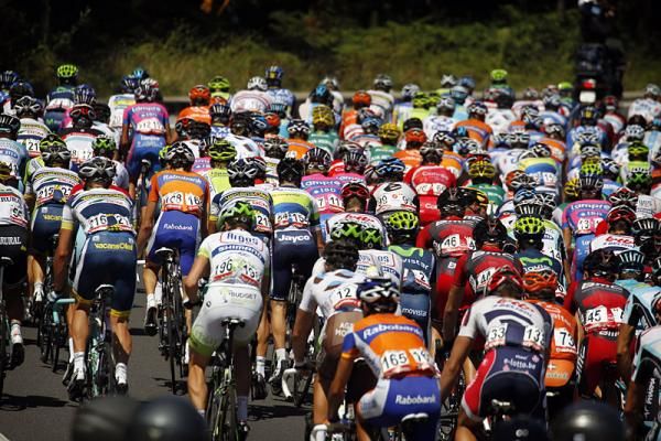 The Vuelta a Espana peloton en route from Vilagarc&iacute;a de Arousa to Mirador de &Eacute;zaro in stage 12.
