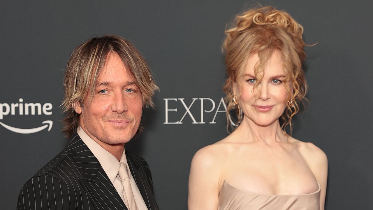 Keith Urban is giving Nicole Kidman guitar lessons.