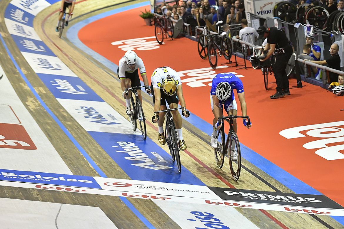 Elia Viviani gets the sprint over Moreon De Pauw
