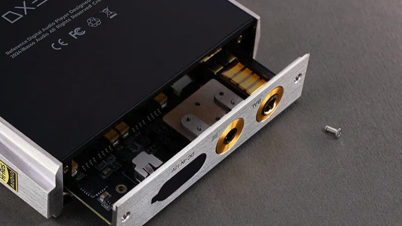 iBasso DX340 headphone outputs shot