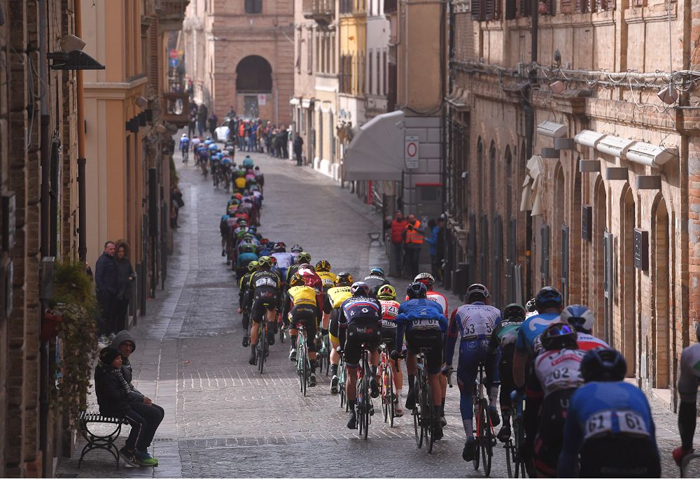 The peloton snakes through Filottrano during stage 5 at Tirreno-Adriatico