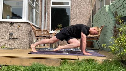 Fit&Well writer Harry Bullmore trying Chris Hemsworth's four-move core workout