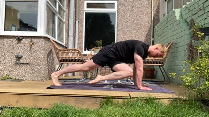 Fit&amp;Well writer Harry Bullmore trying Chris Hemsworth&#039;s four-move core workout