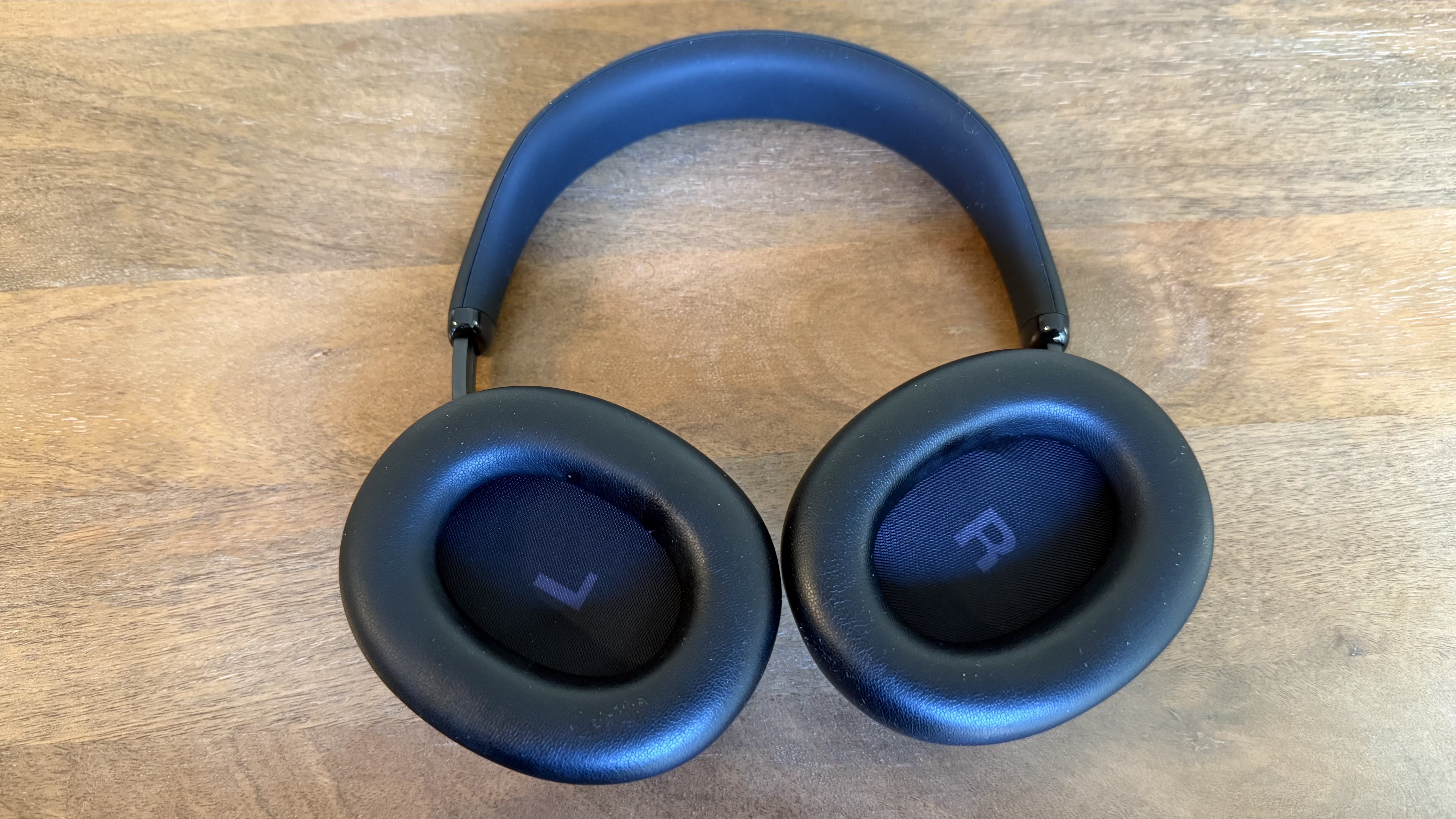 JBL Live 780NC facing up