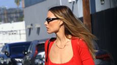 Margot Robbie Steps Out for Festive Christmas Brunch in Venice, California 19/12/2025