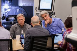 El ex jefe de Marketing Global de Apple Phil Schiller (izquierda) y el vicepresidente sénior de Desarrollo de Software de Apple Craig Federighi (derecha) hablan con Lance Ulanoff (de espaldas, centro) sobre el Mac Pro en 2017.