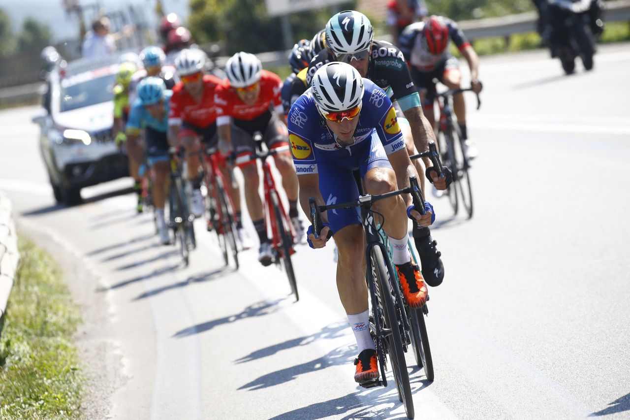 Elia Viviani (Quick-Step Floors) pushes the pace