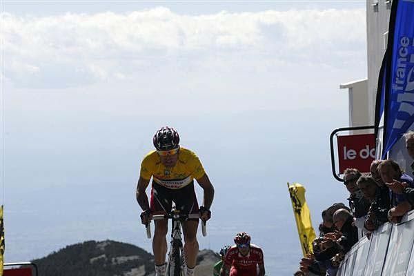 Cadel Evans (Silence-Lotto) climbs to the finish.