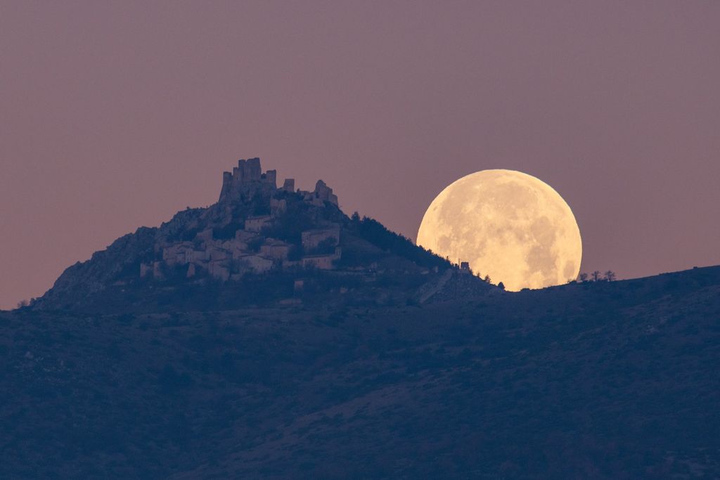 January full moon 2024: The 'Wolf Moon' howls at the Gemini twins | Space