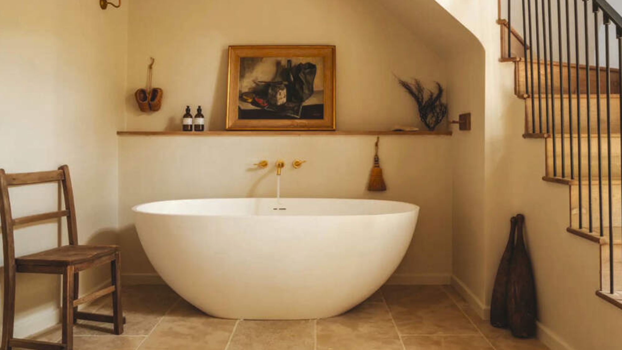 round free standing bath at Osip