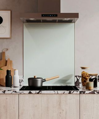 A fluted glass single backsplash